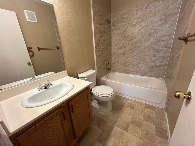 Building Photo - 1ST FLOOR CONDO UNIT 3 BEDROOM / 2.5 BATHROOMS LOCATED IN A GATED COMMUNITY!