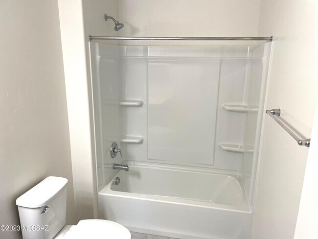 Building Photo - 1127 E Cairn St