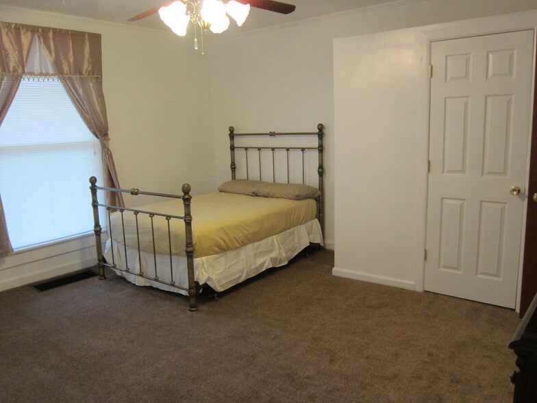 Master bedroom - 1445 South Center Street