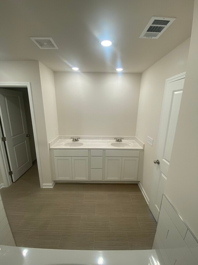 Building Photo - 28 Russet Wy