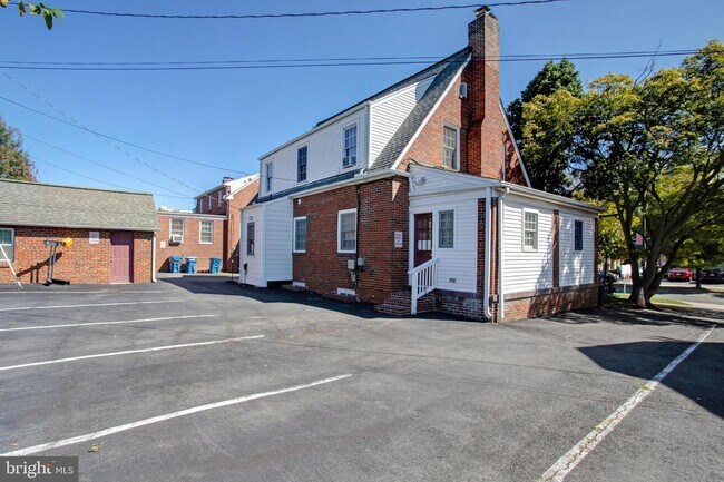 Building Photo - 2316 S Eads St