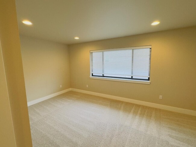 Building Photo - 1096 E Fairhaven Ave
