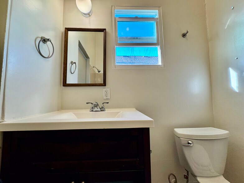 Building Photo - 1054 24th St