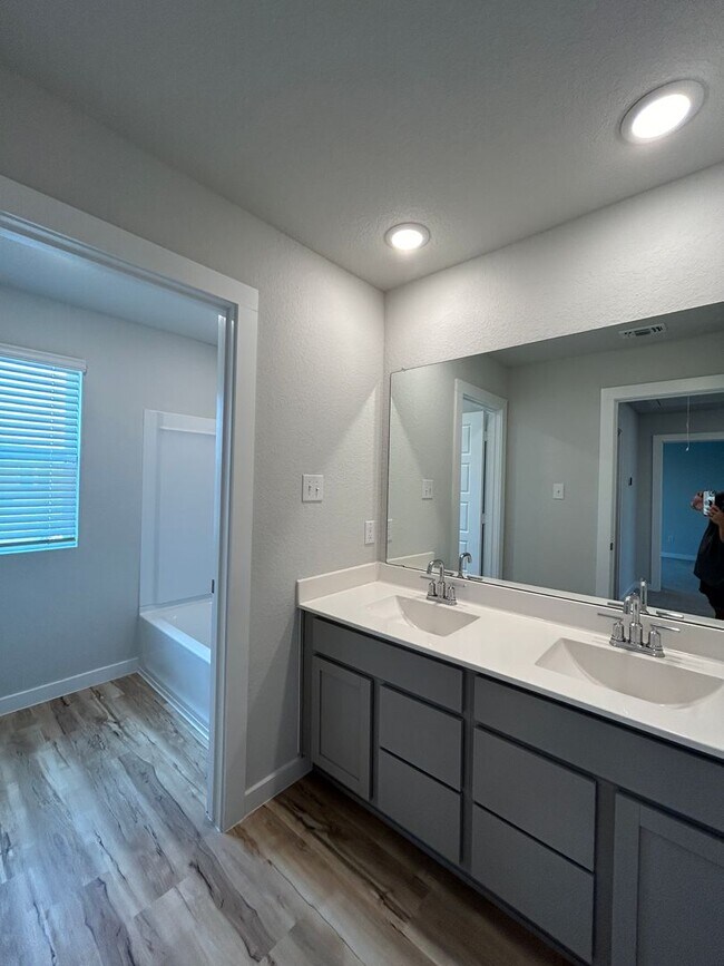 Building Photo - Walking Distance to Long Creek High School / Fridge, Washer & Dryer Included / Fenced in Yard / N...