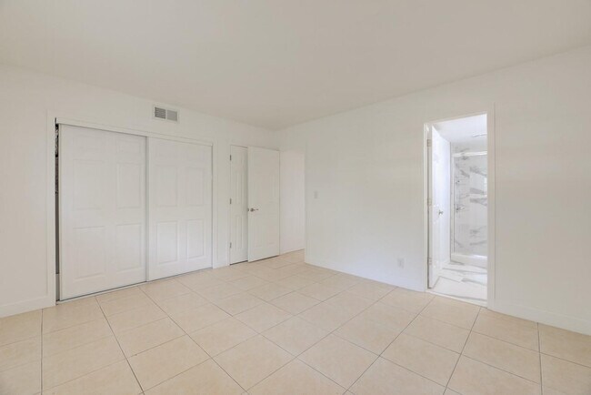 Building Photo - 1017 NW 30th Ct