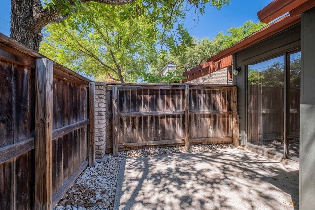 Building Photo - Lovely 1 Bedroom, 1 Bath Condo in South Lamar
