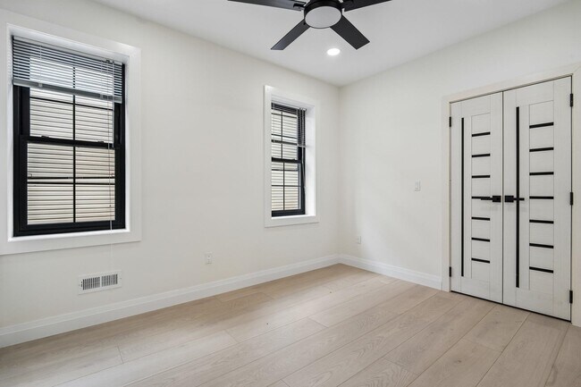Building Photo - 423 Aurora Ave
