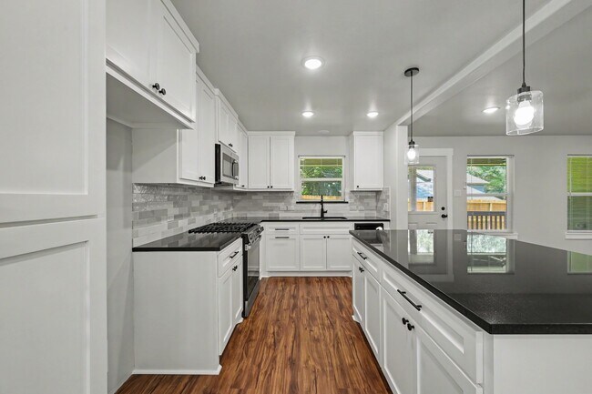 Building Photo - 116 Sun City Ln