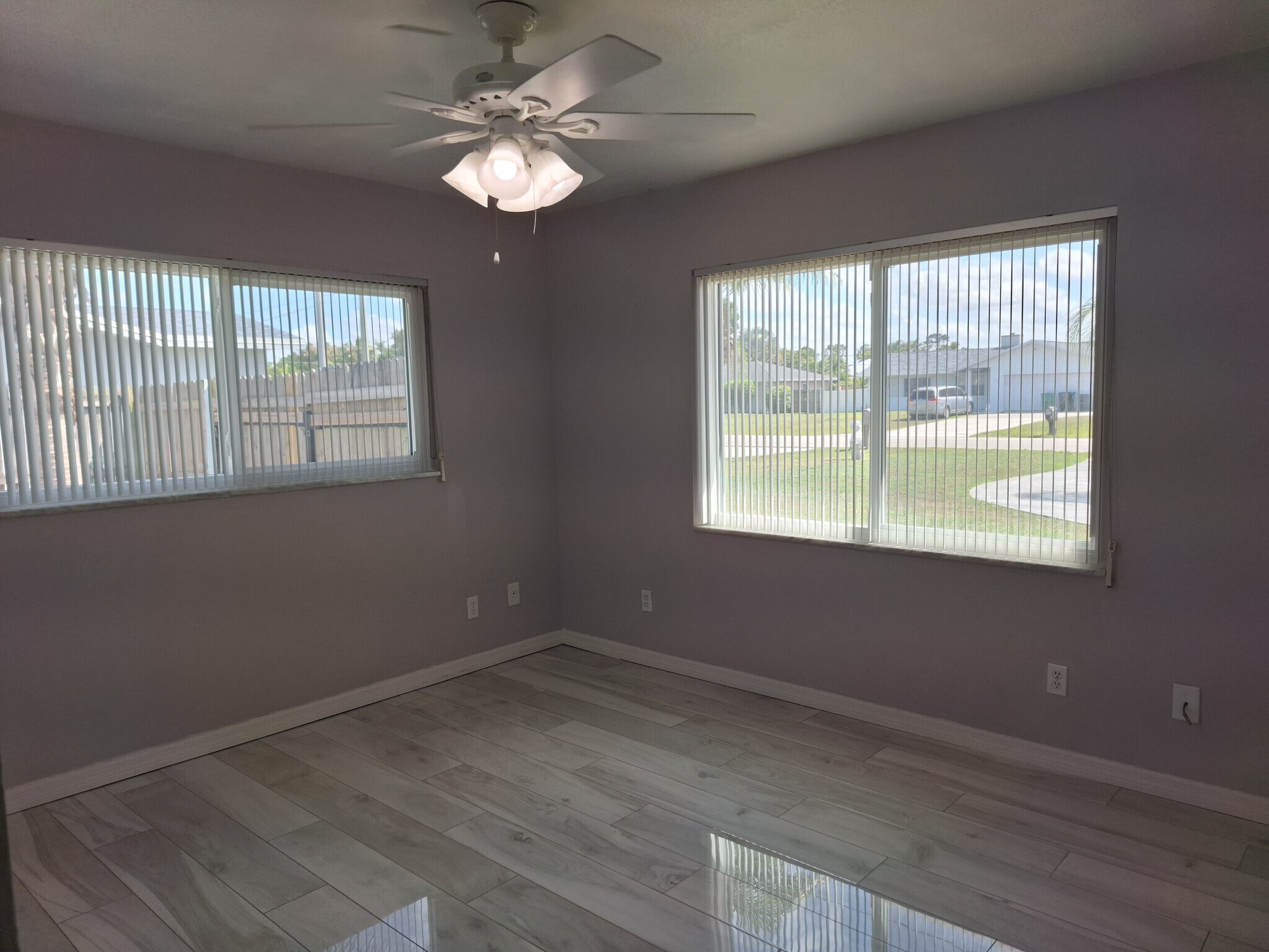 Building Photo - 573 SE Floresta Dr