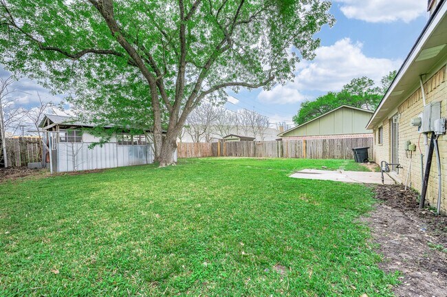 Building Photo - 3610 Brier Gardens Dr
