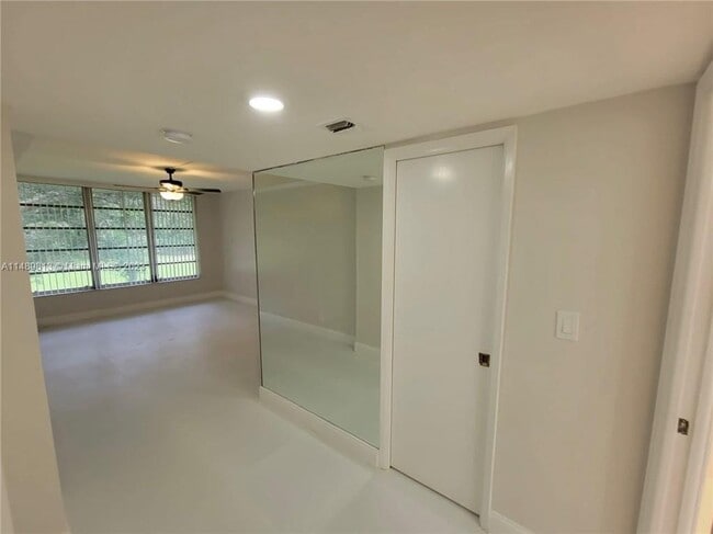 Building Photo - 800 E Cypress Ln