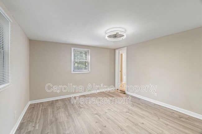 Building Photo - 175 Uphill Dr