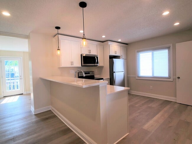 Building Photo - Large House with A/C, deck, updated kitchen, laundry, pet friendly September 1st
