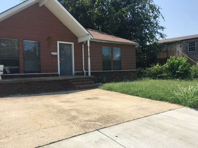 Building Photo - Cute 3 bedroom 2 bath home in West Tulsa