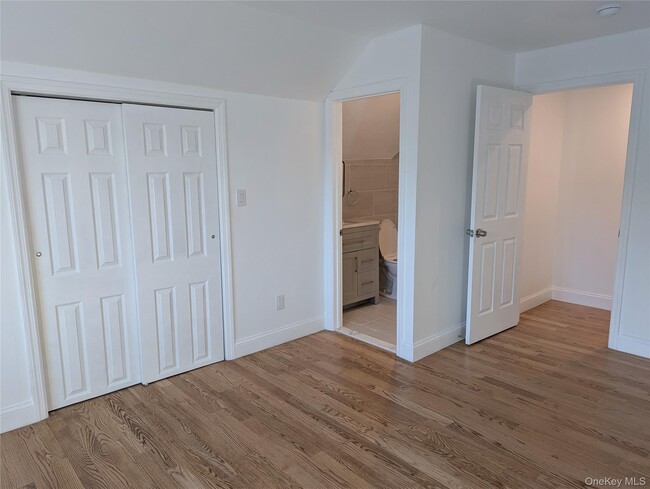 Building Photo - 62 Forest Row