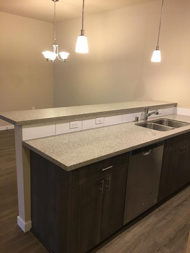 Building Photo - Beautiful 2 bedroom, super cute floorplan, laundry room with full size washer and dryer!