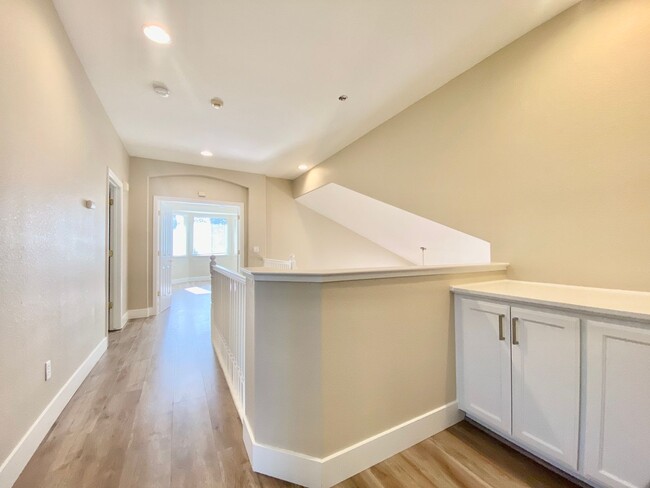 Building Photo - NEWLY RENOVATED, VERY CLEAN 5 BED, 3 BATH,...