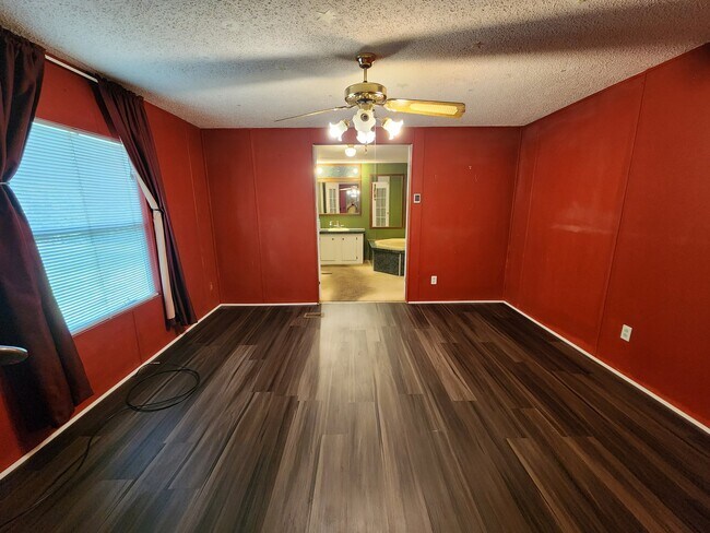 Building Photo - 7900 Eastview Dr