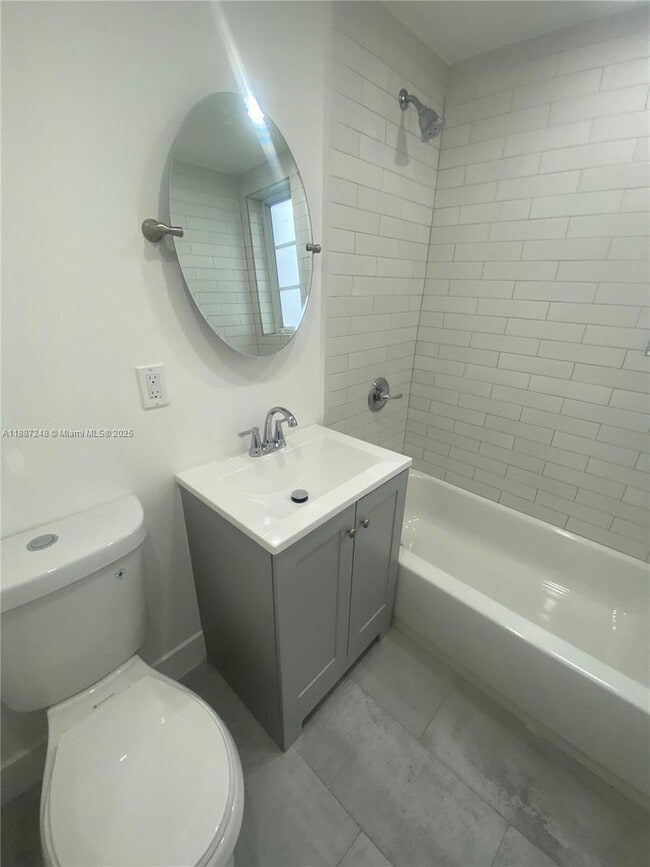 Building Photo - 320 25th St