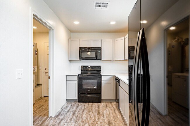 Building Photo - 615 S Santa Rita Ave