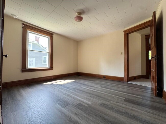 Building Photo - 129 Oakwood Ave