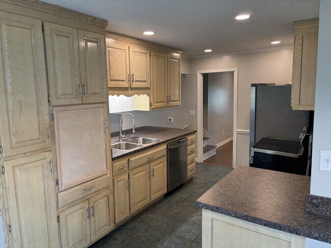 Building Photo - 2109 Villaret Dr SW