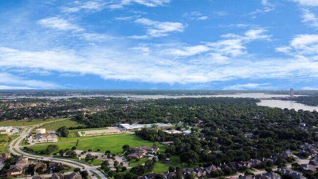 Building Photo - 2630 Lakeway Dr