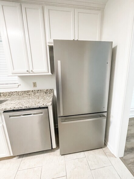 Building Photo - 406 S French Quarter Dr