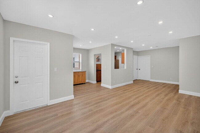 Building Photo - 2591 NE 55th Ct