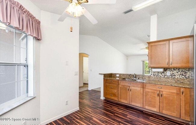 Building Photo - 1964 Bayhill Dr