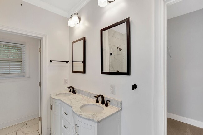 Building Photo - Spacious 4-Bedroom Charleston Home Loaded ...