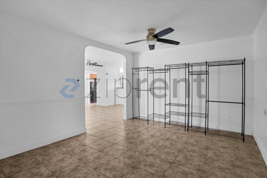 Building Photo - Unit