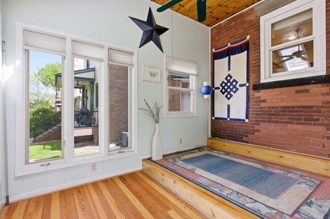 Building Photo - Stunning 5 Bedroom 2.5 Bathroom Home in Squirrel Hill