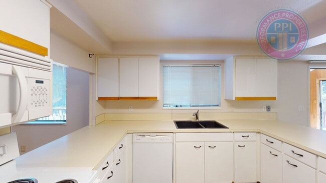 Building Photo - Prime West Linn Location - Walkable to Hig...
