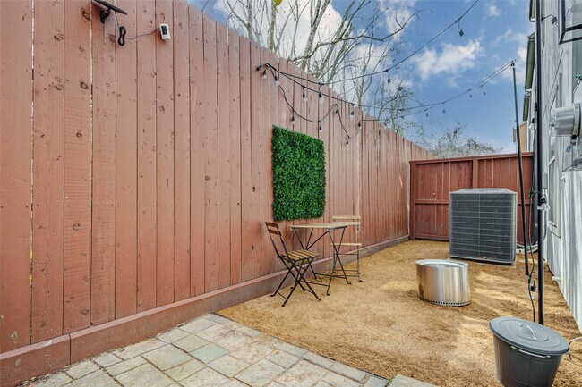 Building Photo - 11005 Upland Forest Dr