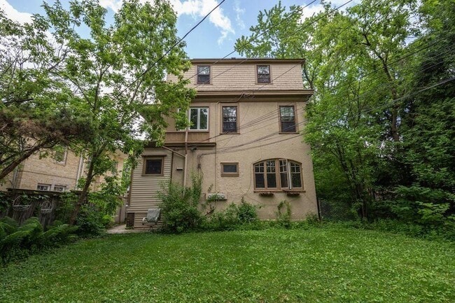 Building Photo - 2119 E Kenilworth Pl