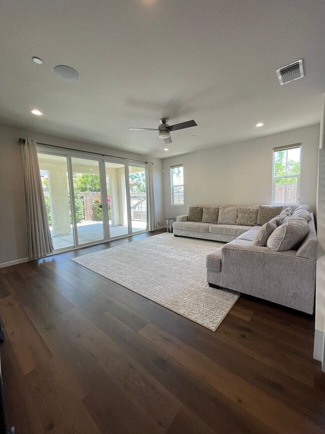 Building Photo - 427 Avignon Way