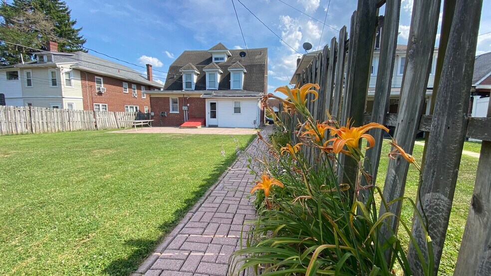 Building Photo - 2223 Noble St