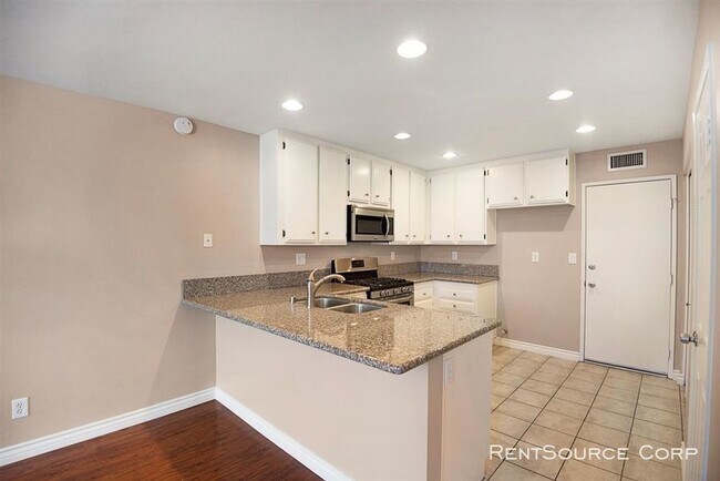 Building Photo - 3 Bedroom Sunrise Home for Lease in Valencia