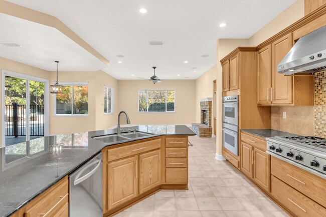 Building Photo - Gorgeous Single Story Home with a Sparklin...