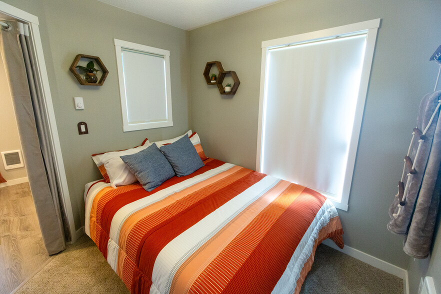 Building Photo - 5604 SE 97th Ave