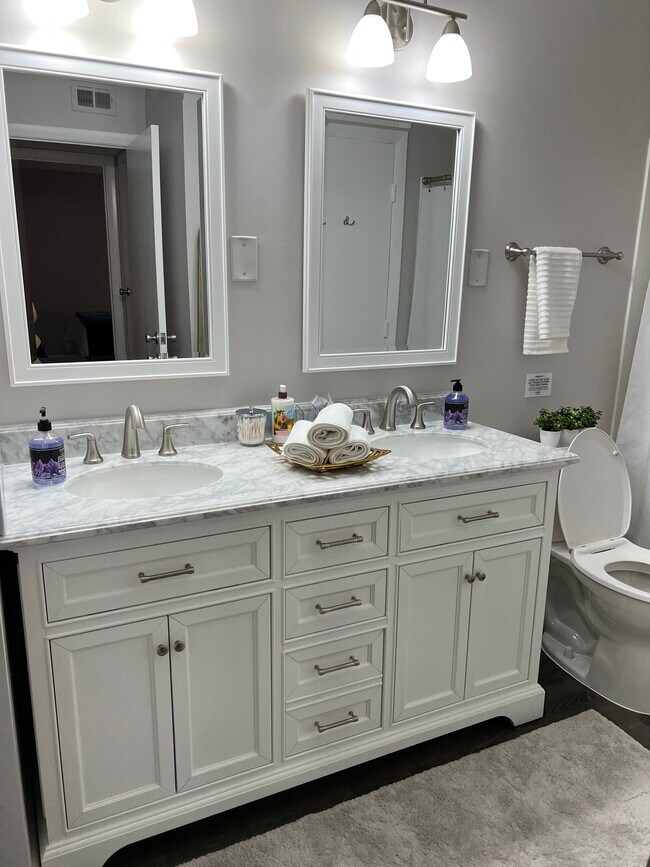 Building Photo - 5803 Royal Ridge Dr