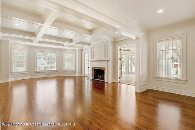 Building Photo - 489 Sycamore Ave