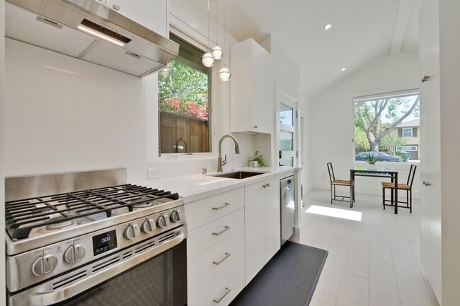 Building Photo - Beautiful 1 Bed 1 Bath Cottage in Highly D...