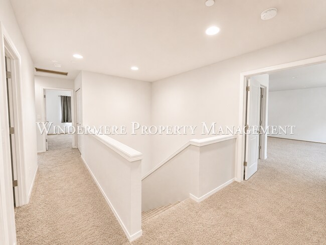 Building Photo - Bright and spacious home close to ferries, PSNS and recreational activities!
