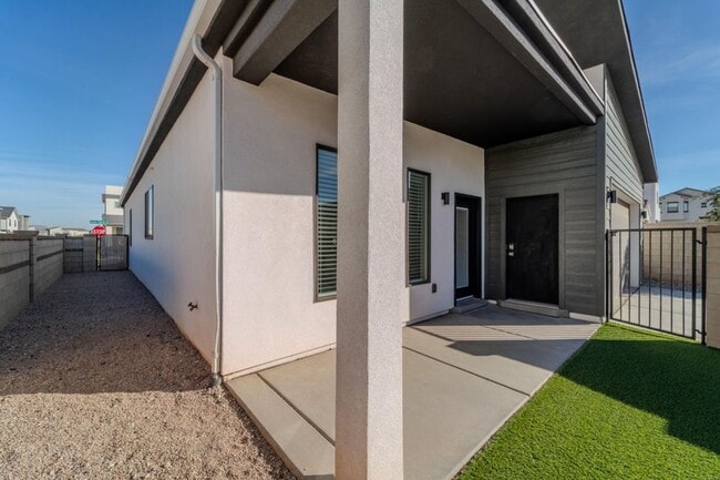 Building Photo - Beautiful 3 bed 2 bath + Den Home in Desert Color! Corner Lot!!