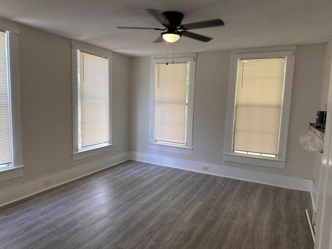 Building Photo - 829 NE 3rd St