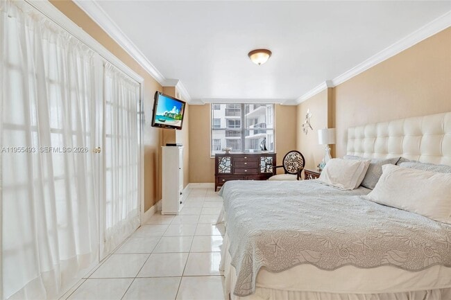 Building Photo - 6039 Collins Ave