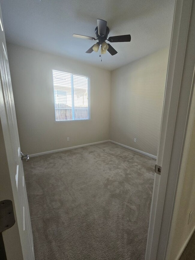 Building Photo - 3 Br 2 Bath Available 12/1