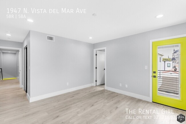 Building Photo - Hot-to-Go 5BR Townhome in Hollywood Dell w...